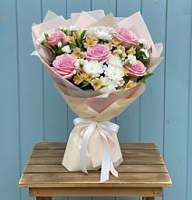 Букет цветов из:  Гвоздики, Орхидеи и Розы в Нижнедевицком
