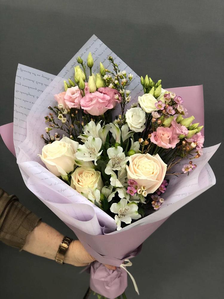 Букет цветов из: Альстромерии, Розы и Лизиантусы в Нижнедевицком