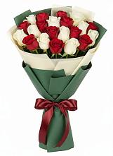 Букет Микс из красных и белых роз в Нижнедевицком