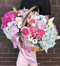 Композиция солнечный день в Нижнедевицком Цветочная композиция из Розы, Хризантемы, Пионы и Лизиантусы в корзине в Нижнедевицком