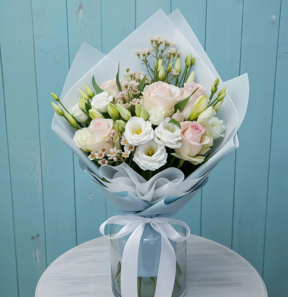 Букет цветов из: Розы и Лизиантусы в Нижнедевицком