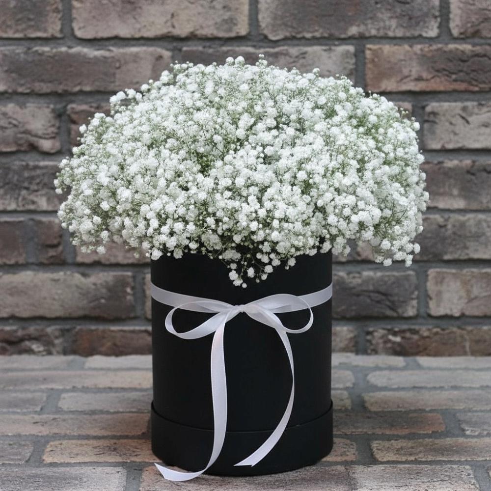 Цветочная композиция из Гипсофила в шляпной коробке в Нижнедевицком