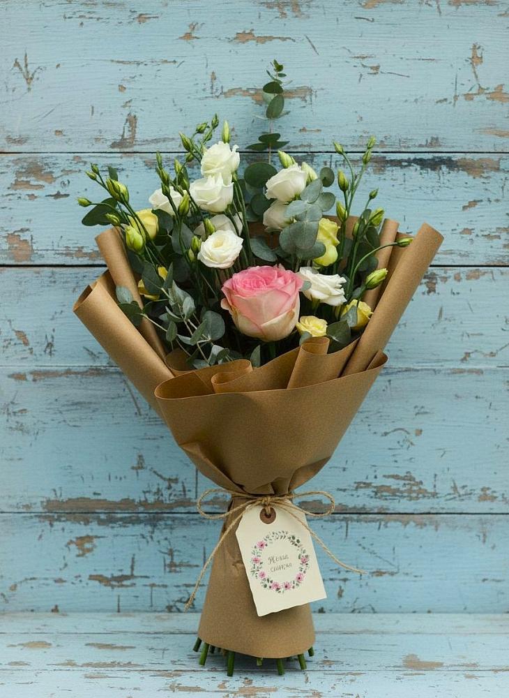 Букет цветов из: Розы и Лизиантусы в Нижнедевицком