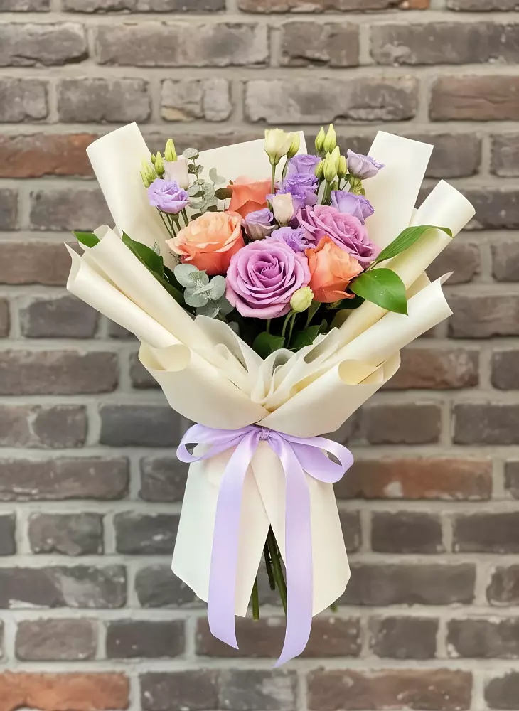 Букет цветов из: Лизиантусы и Розы в Нижнедевицком