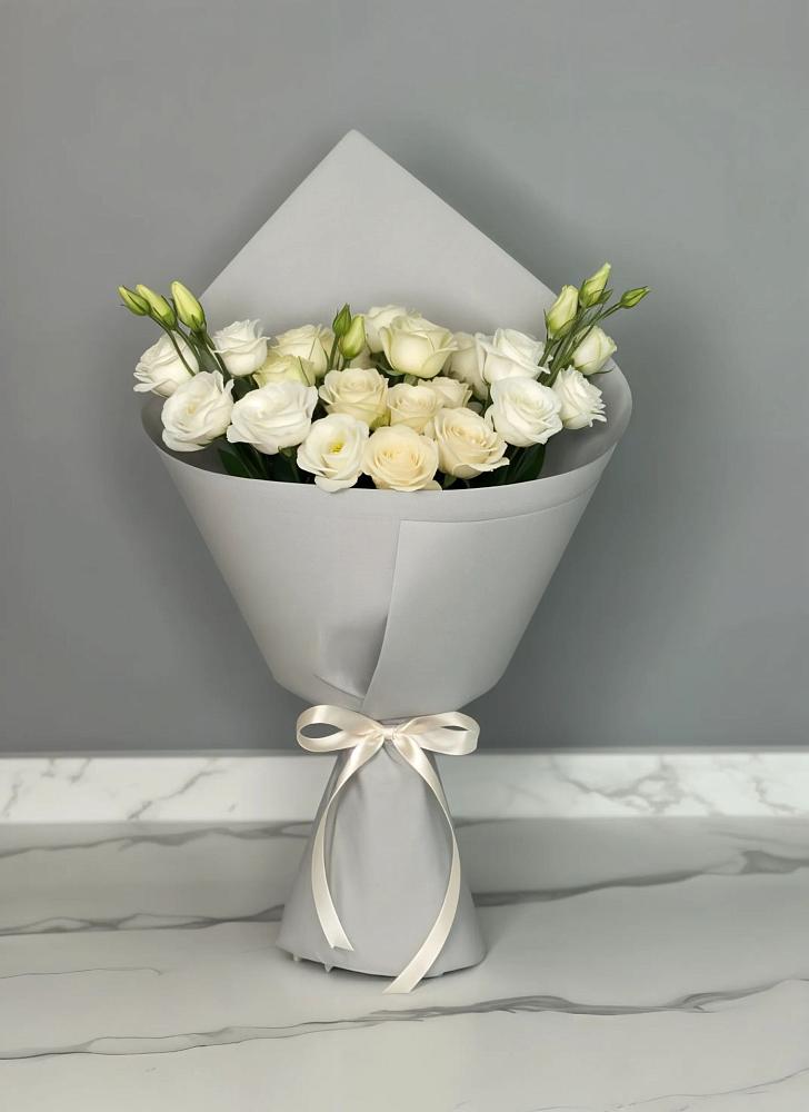 Букет цветов из: Розы и Лизиантусы в Нижнедевицком