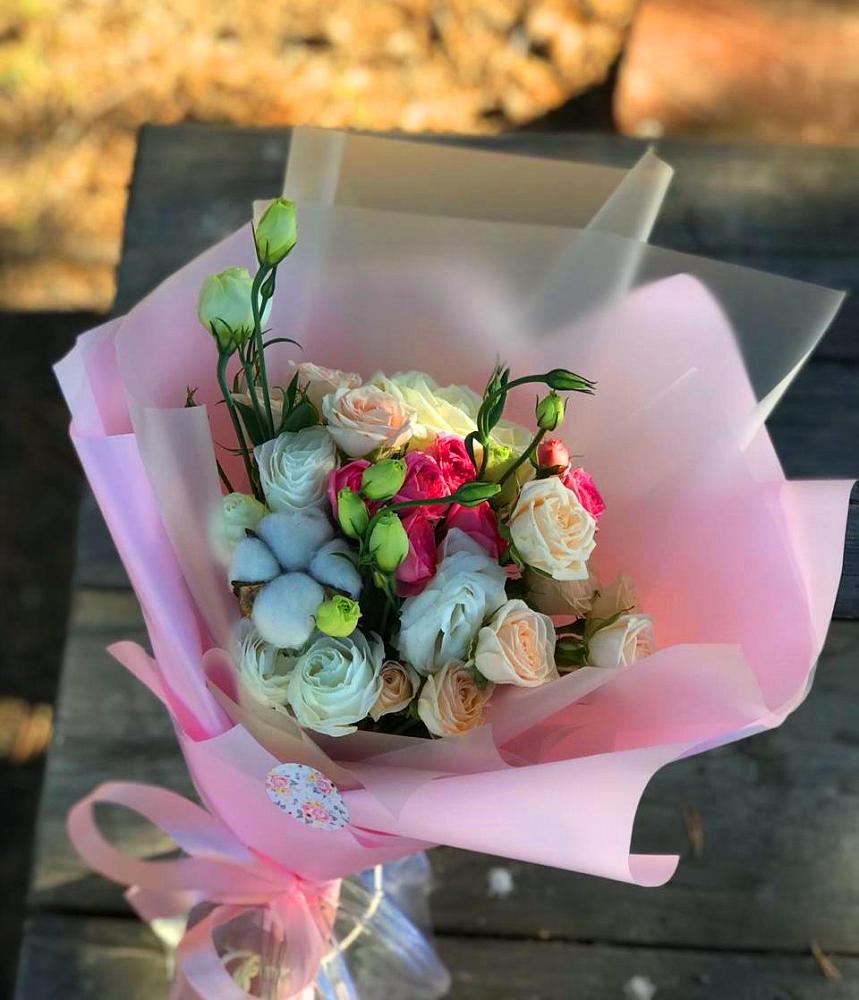 Букет цветов из: Розы и Лизиантусы в Нижнедевицком