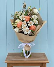 Букет цветов из:  Альстромерии, Лизиантусы, Розы и Хризантемы в Нижнедевицком