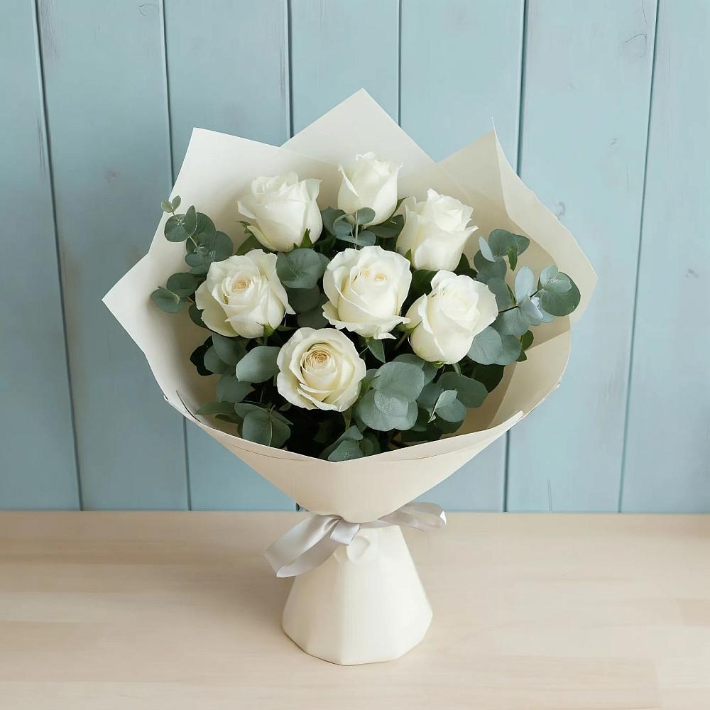 Букет Белые розы в Эвкалипте в Нижнедевицком