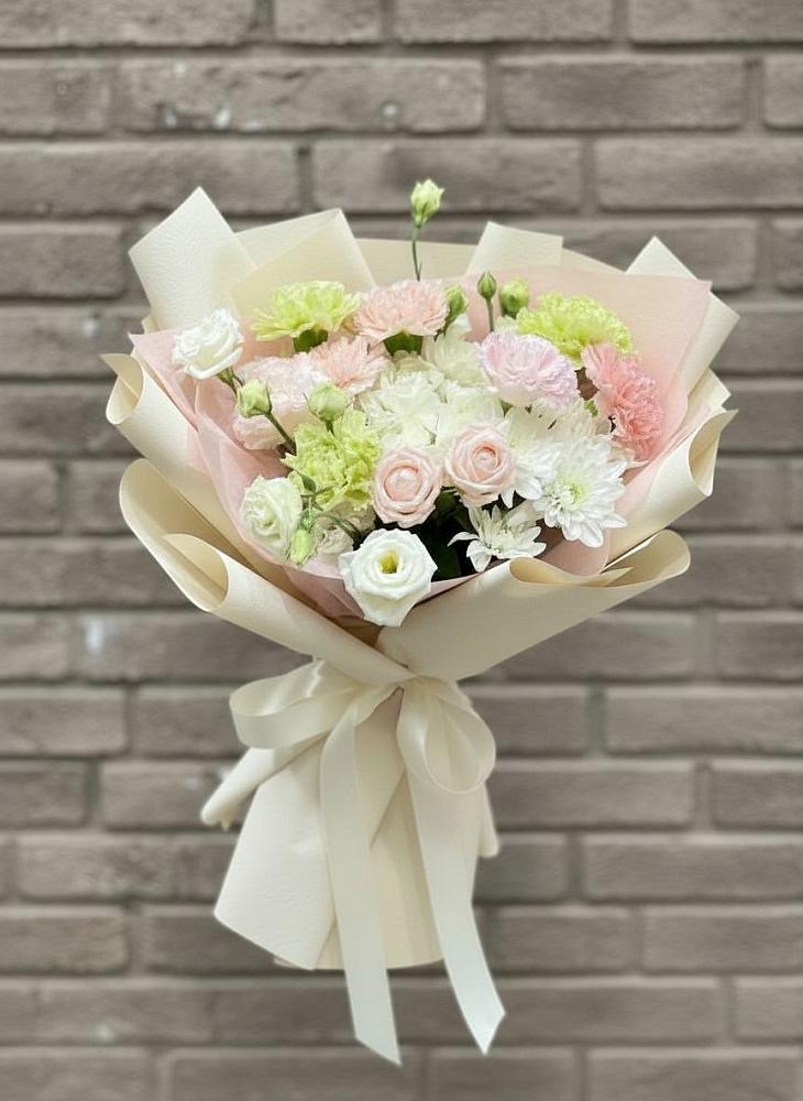 Букет цветов из: Гвоздики, Розы, Лизиантусы и Хризантемы в Нижнедевицком