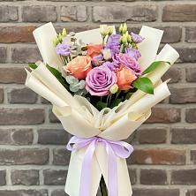 Букет цветов из:  Лизиантусы и Розы в Нижнедевицком