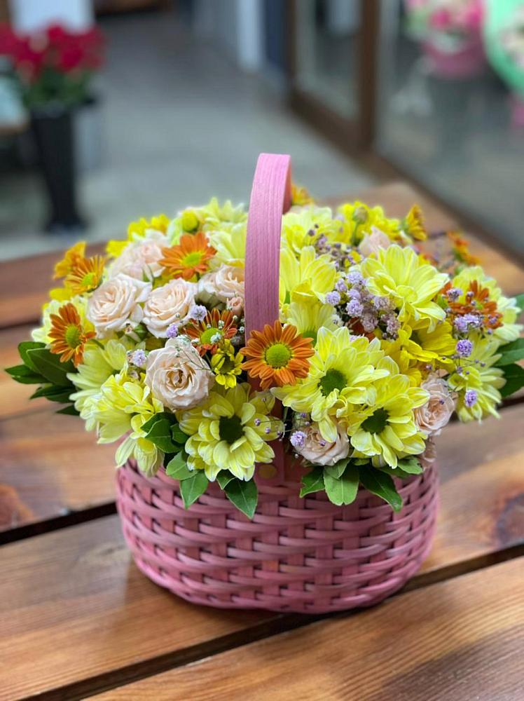 Цветочная композиция из Хризантемы и Розы в корзине в Нижнедевицком
