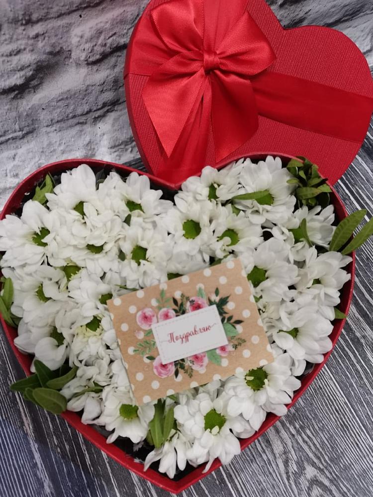 Цветочная композиция из Хризантемы в виде сердца в Нижнедевицком