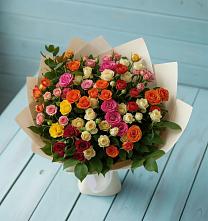 Букет Микс из разноцветных кустовых роз в Нижнедевицком
