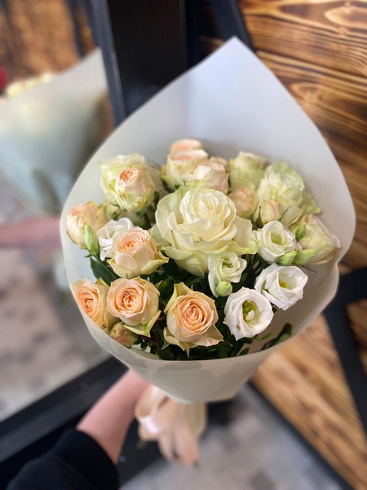 Букет цветов из: Розы и Лизиантусы в Нижнедевицком