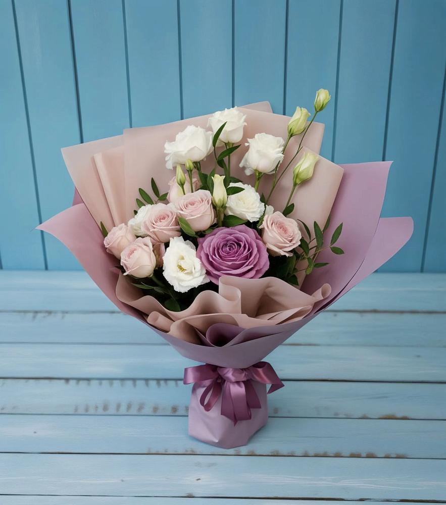 Букет цветов из: Розы и Лизиантусы в Нижнедевицком